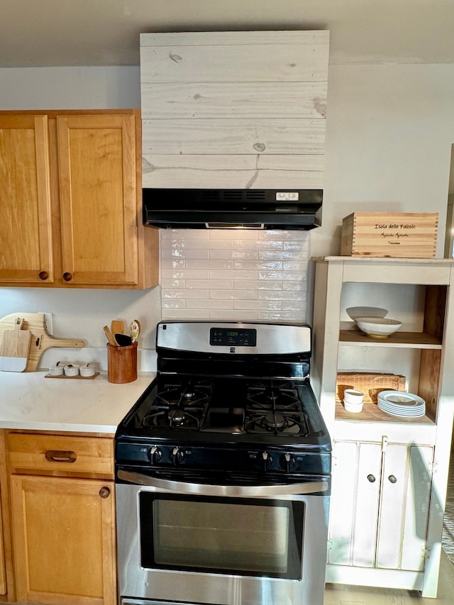 kitchen with gas stove and backsplash