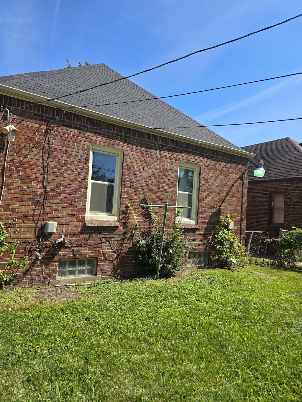 view of side of property featuring a lawn