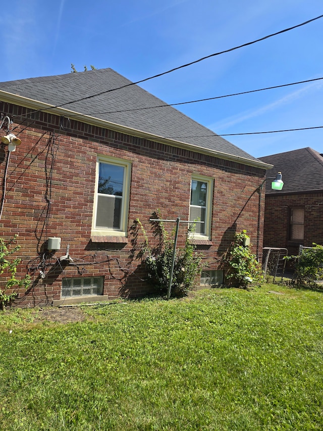 view of side of property featuring a lawn