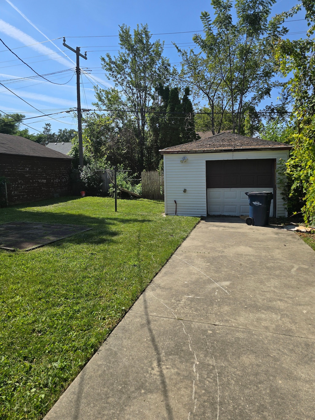 view of yard with an outbuilding and a garage