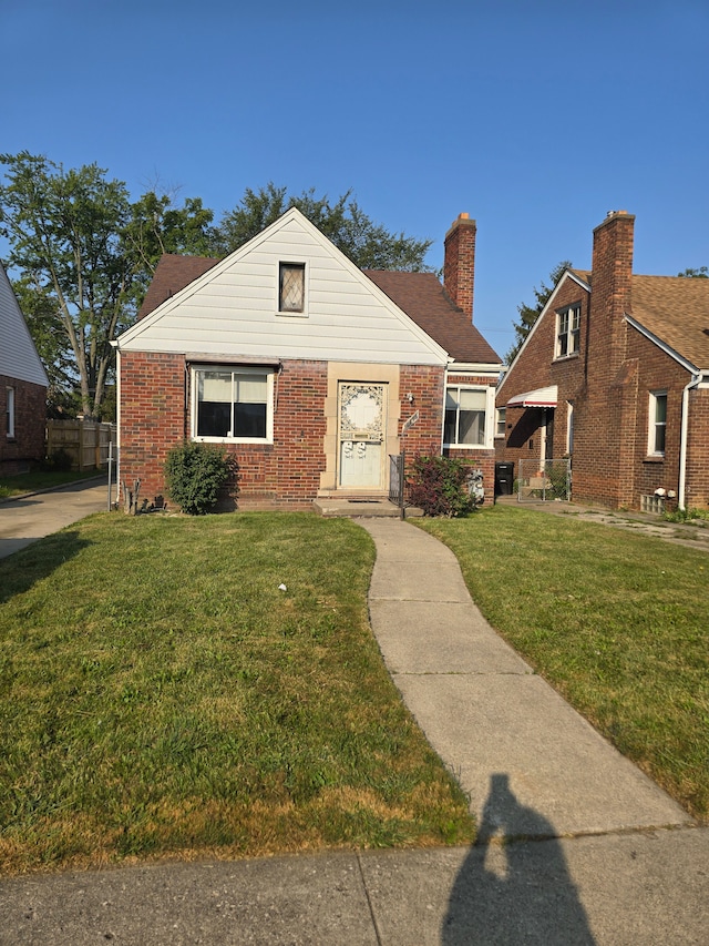 view of front facade featuring a front lawn