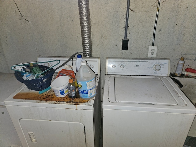 laundry area featuring washer and clothes dryer