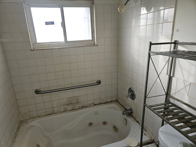 bathroom featuring tiled shower / bath