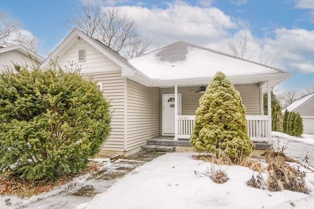 bungalow featuring ceiling fan