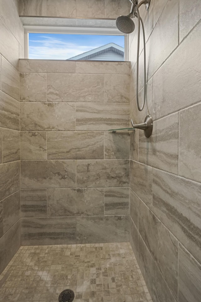 bathroom featuring a tile shower