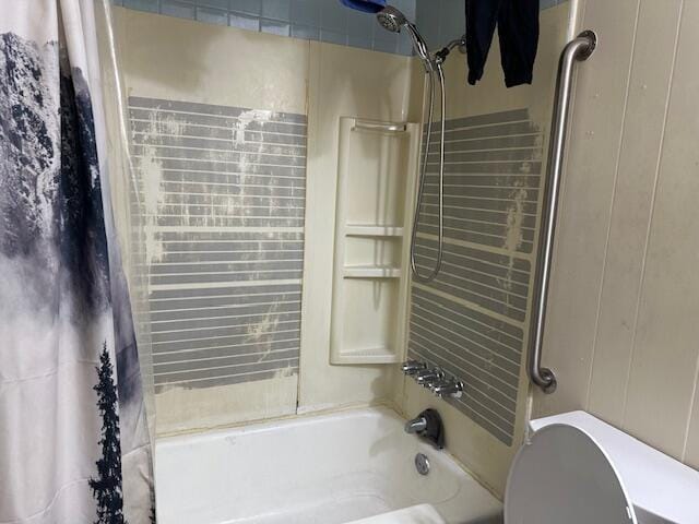 bathroom with shower / bath combo with shower curtain