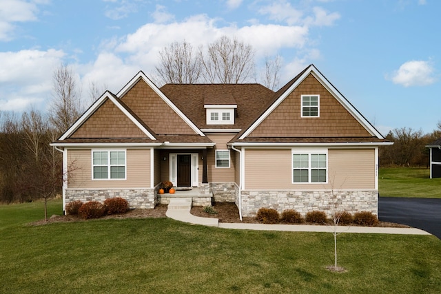 craftsman inspired home featuring a front yard