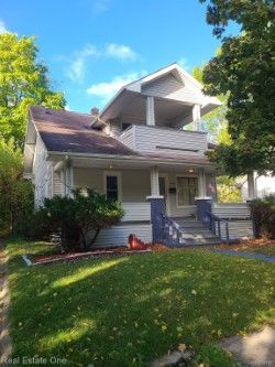 view of front of house with covered porch and a front yard