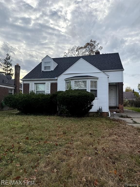 view of front of property featuring a front lawn