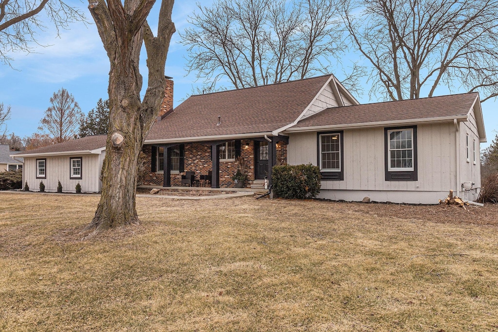 single story home featuring a front yard