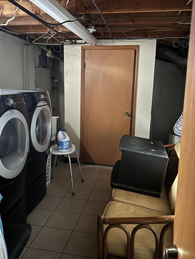 laundry room with tile patterned flooring and washer and clothes dryer