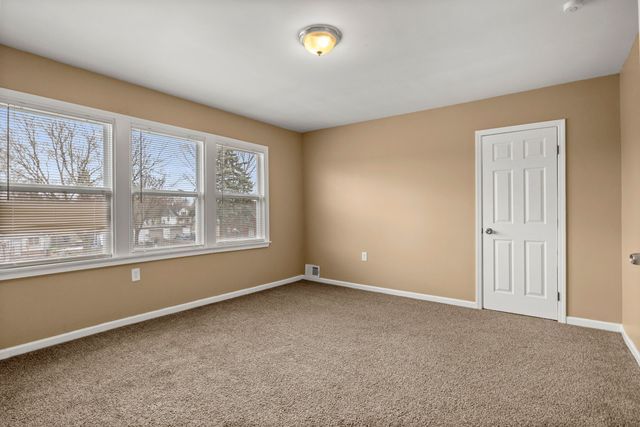 unfurnished room with carpet floors