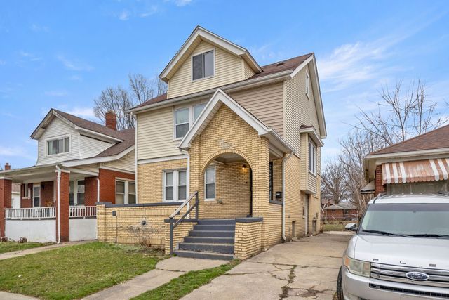 view of front of property with a front lawn