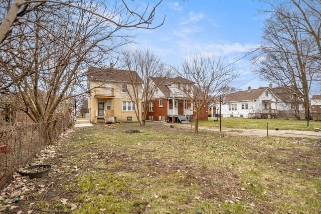 view of front of home featuring a front yard