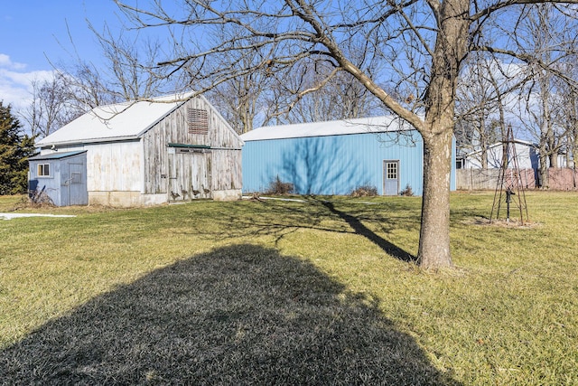 view of yard with an outdoor structure