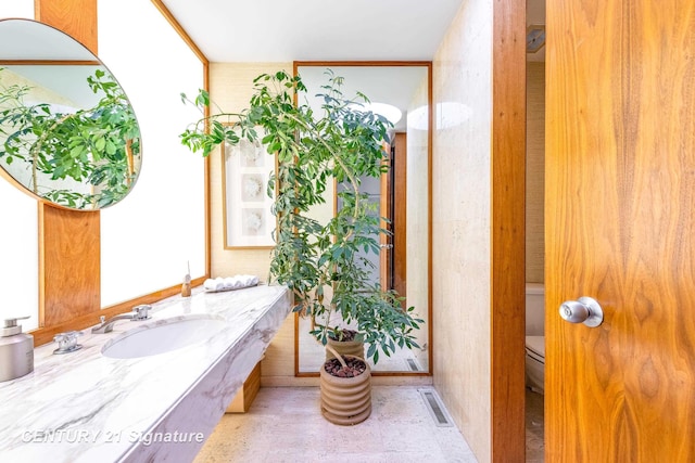 bathroom featuring toilet and sink