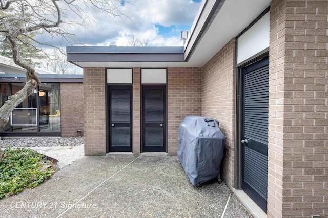 entrance to property featuring a patio