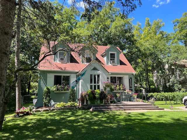 view of front of property featuring a front lawn