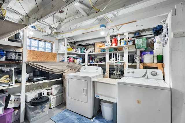 washroom featuring washing machine and clothes dryer