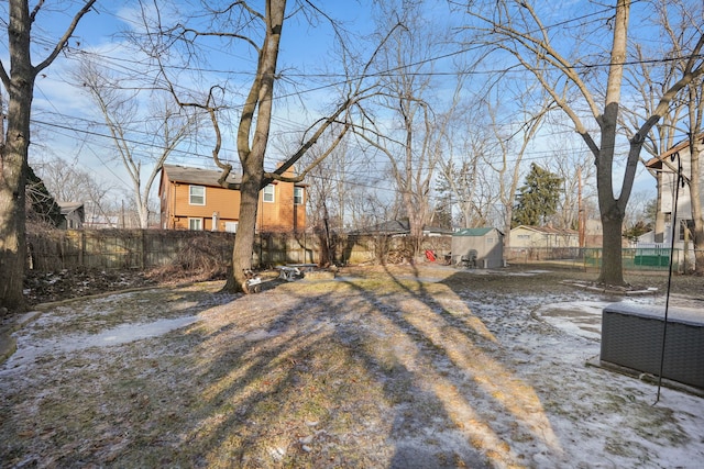 view of yard with a storage unit