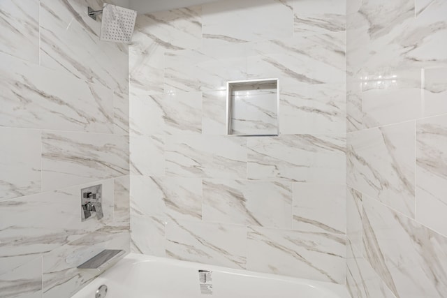 bathroom with tiled shower / bath combo