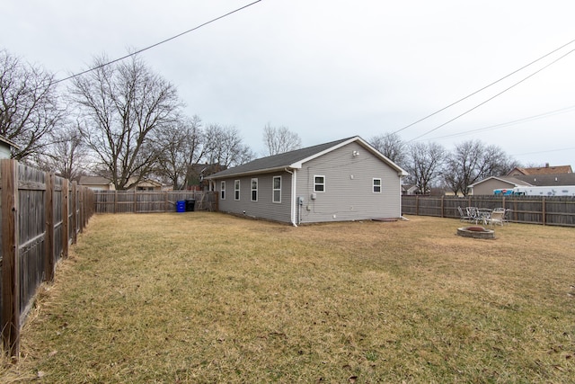 view of yard featuring a fire pit