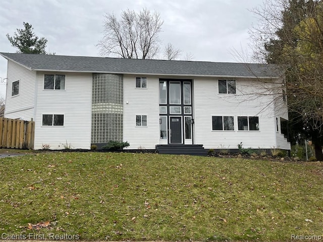 view of front of property featuring a front yard