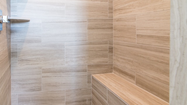 bathroom featuring a tile shower