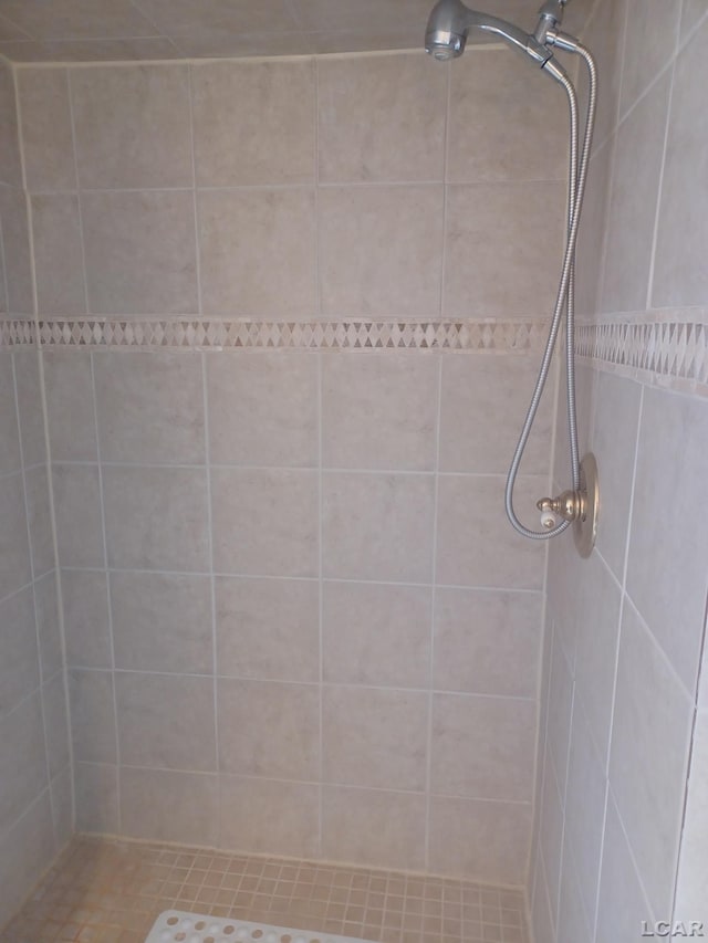 bathroom featuring a tile shower