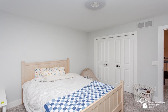 bedroom featuring carpet flooring and a closet