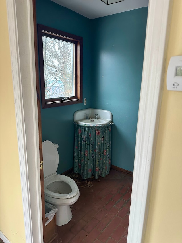 bathroom featuring toilet and sink