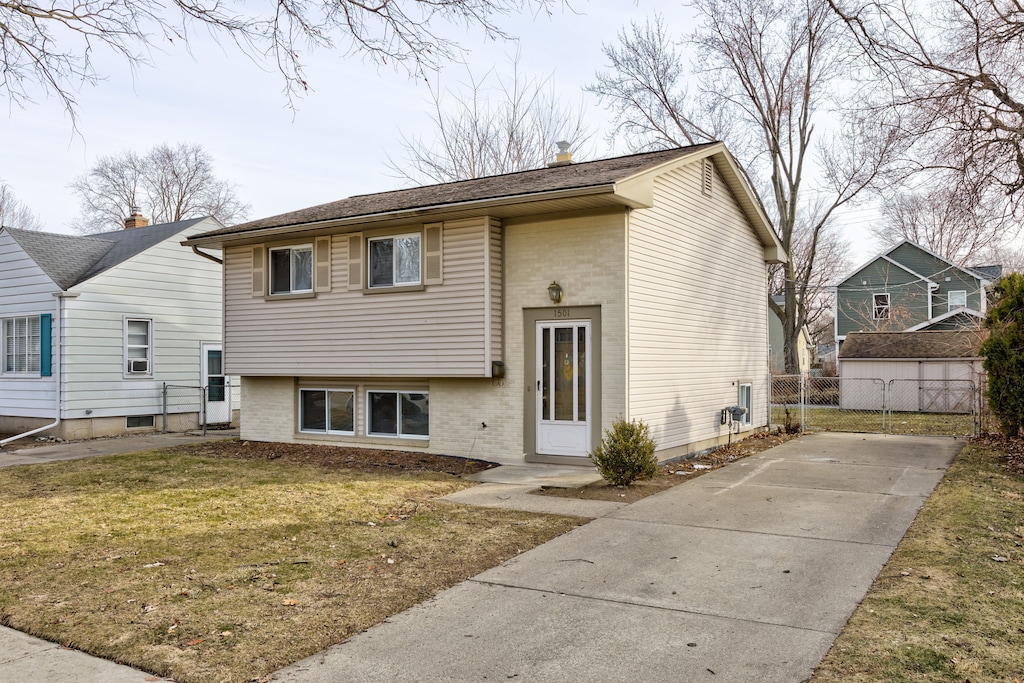 view of front of home featuring a front lawn