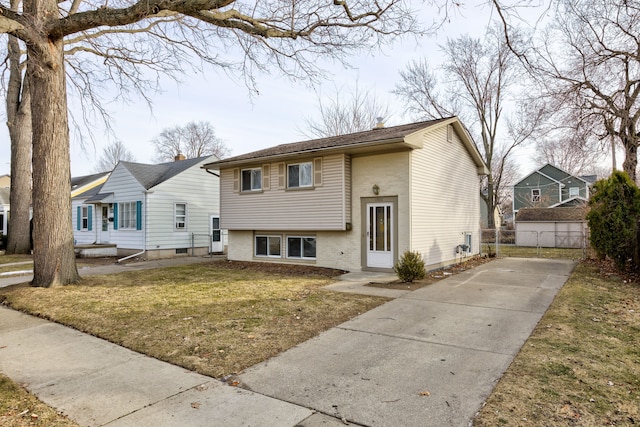 view of front of property featuring a front lawn