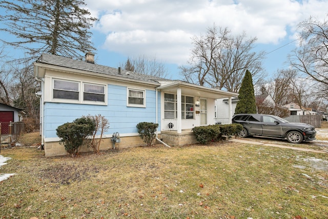 view of front of home featuring a front lawn