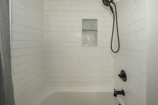 bathroom featuring tiled shower / bath combo