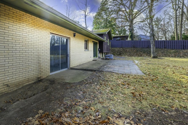 view of yard featuring a patio area