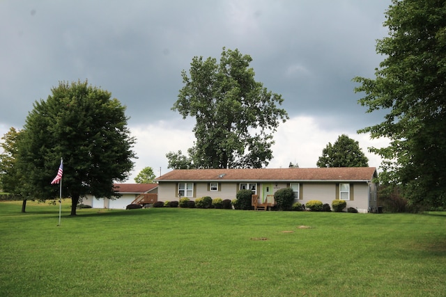 ranch-style home featuring a front lawn