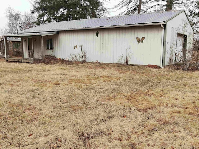 exterior space featuring a yard