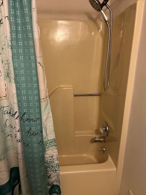 full bath with shower / bathtub combination with curtain