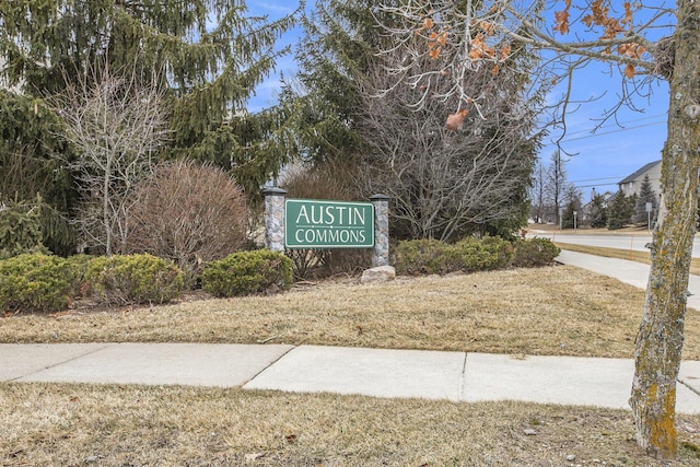 community sign with a lawn