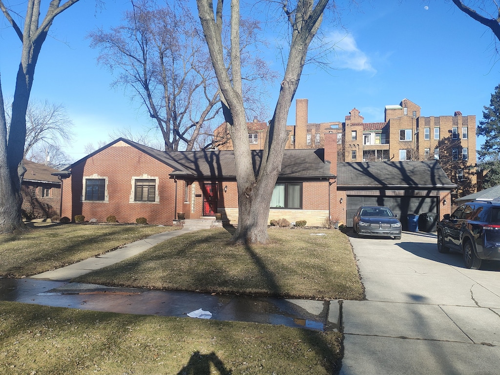 view of front of home featuring a front yard