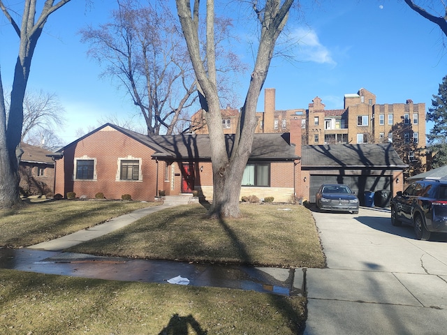 view of front of home featuring a front yard