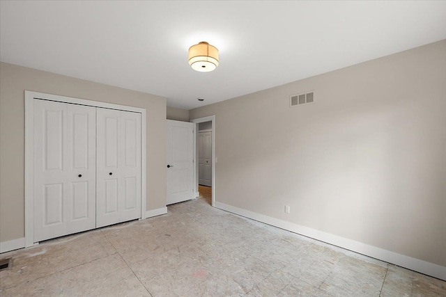 unfurnished bedroom featuring baseboards, visible vents, and a closet