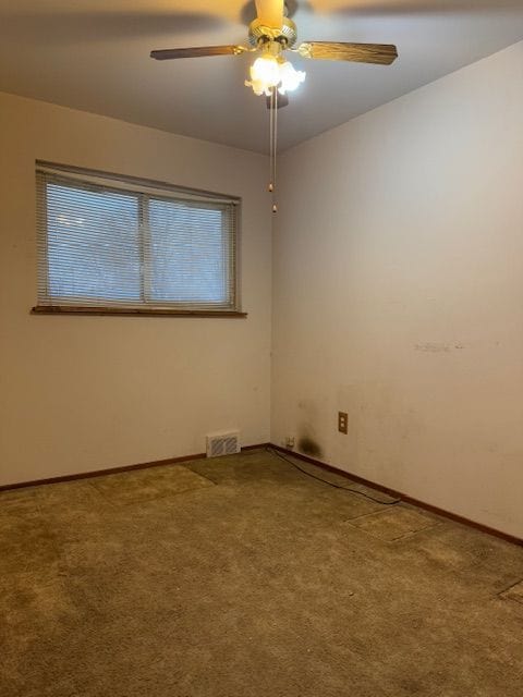 unfurnished room featuring ceiling fan and carpet flooring