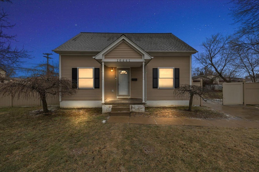 view of front of house with a front yard