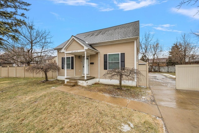 view of front of house featuring a front yard