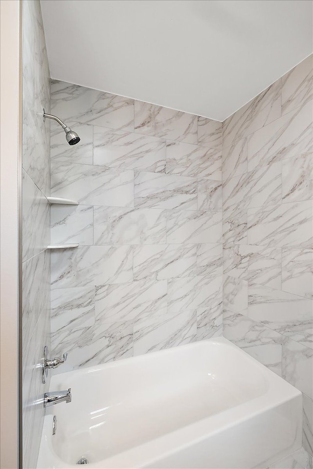 bathroom featuring tiled shower / bath combo