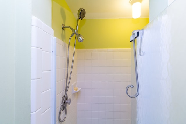 bathroom featuring a tile shower