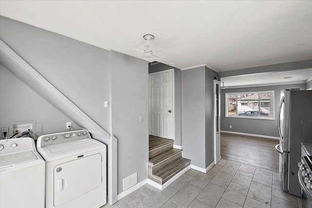 laundry area featuring washing machine and dryer and ceiling fan