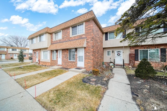 townhome / multi-family property featuring a front yard